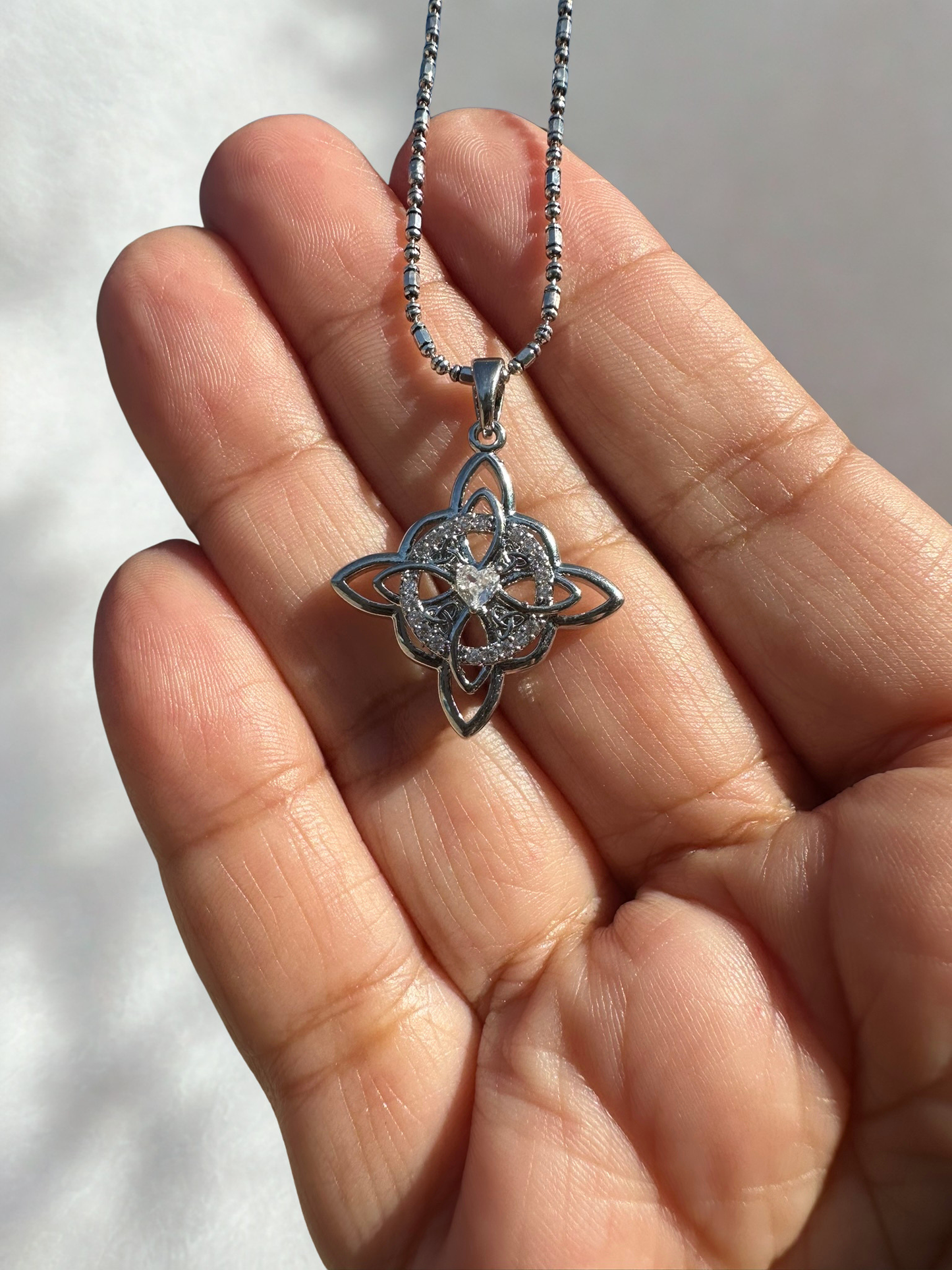 Witch's Knot Bling Necklace "Nudo de Bruja"