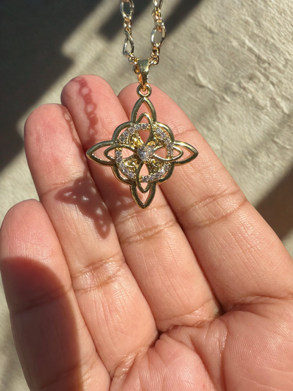 Witch's Knot Bling Necklace "Nudo de Bruja"